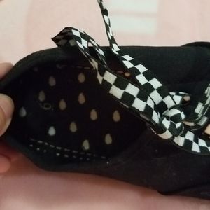 Black Canvas Tennis Shoes Size 6 with shoelaces